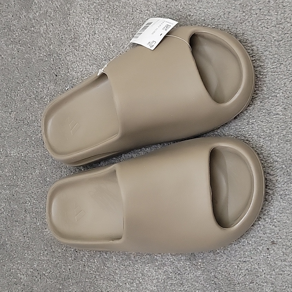 Yeezy slides BRAND NEW!!